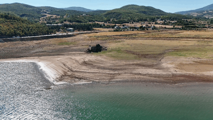 Almus Barajı’nda sular çekildi, ortaya çıkan alan tarıma açıldı