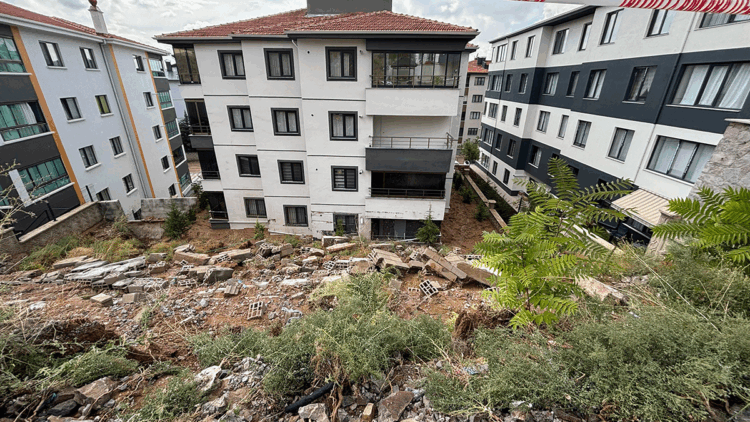 Ankara'daki sağanakta istinat duvarı yıkıldı