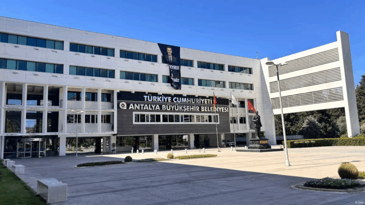 Antalya Büyükşehir Belediyesi'ne 6'ncı dalga operasyonu: 16 gözaltı