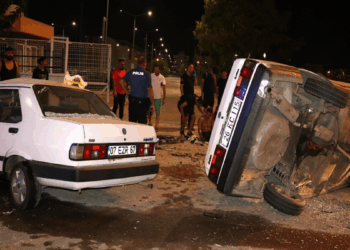 Antalya'da İki otomobil kafa kafaya çarpıştı: 3'ü ağır, 4 yaralı