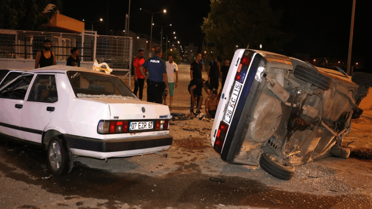 Antalya'da İki otomobil kafa kafaya çarpıştı: 3'ü ağır, 4 yaralı