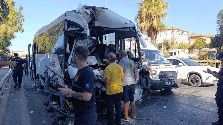 Antalya'da midibüsler çarpıştı; çok sayıda yaralı var