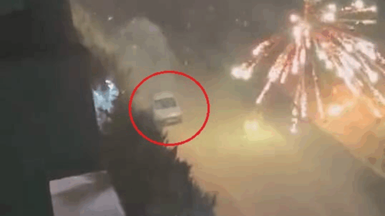 Araçtan atılan havai fişek yangına neden oldu; o anlar kamerada