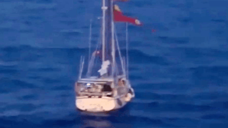 Arızalanan Sumud teknesindeki aktivistlere Türk Donanması yardımcı oldu