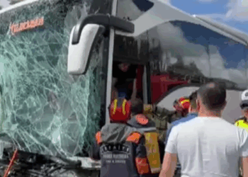 Avcılar'da yolcu otobüsü kamyona çarptı; yaralılar var 