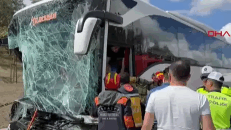 Avcılar'da yolcu otobüsü kamyona çarptı; yaralılar var 