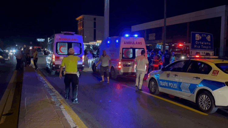 Aydın'da 3 aracın karıştığı kaza kamerada; 1 ölü, 5 yaralı