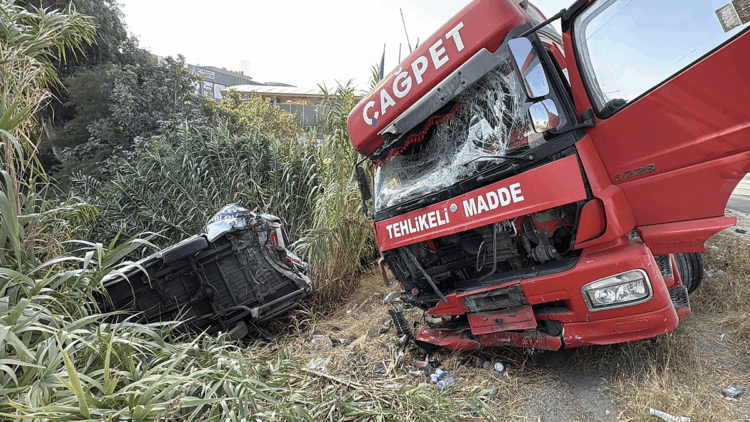Aydın'da yakıt tankeri, yolcu minibüsüne çarptı: 3 yaralı