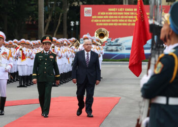 Milli Savunma Bakanı Yaşar Güler Vietnam'da askeri törenle karşılandı