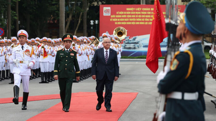 Milli Savunma Bakanı Yaşar Güler Vietnam'da askeri törenle karşılandı