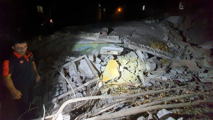 Batman'da 2 katlı metruk bina çöktü