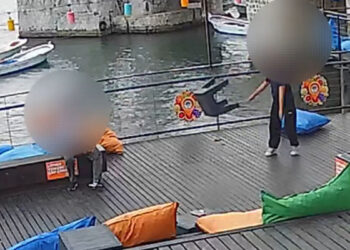 Belediyenin işlettiği kafenin masa ve oturaklarını kırdılar