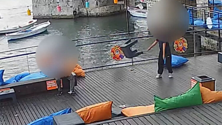 Belediyenin işlettiği kafenin masa ve oturaklarını kırdılar