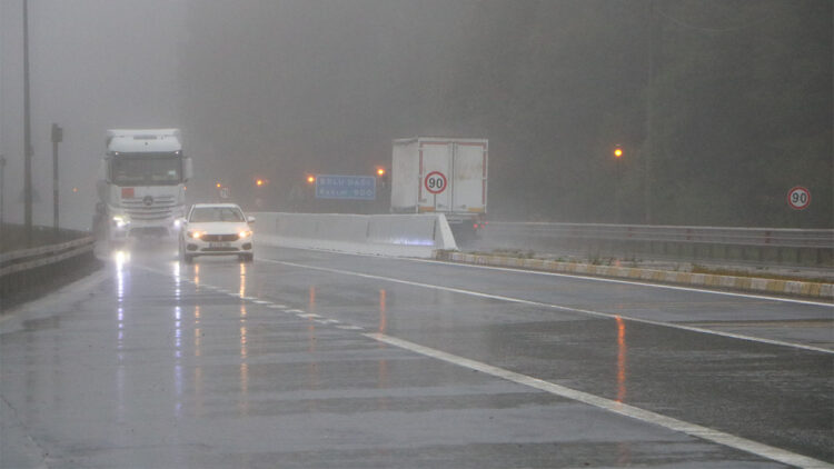 Bolu Dağı'nda sis ve sağanak etkili oldu