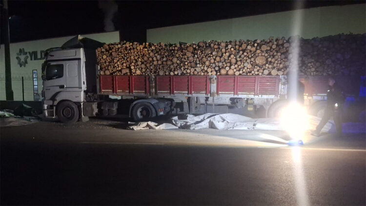 Brandayı katlamaya çalışan sürücüye otomobil çarptı