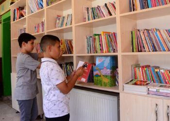 Kitap okuyan çocuklar ücretsiz saç tıraşı
