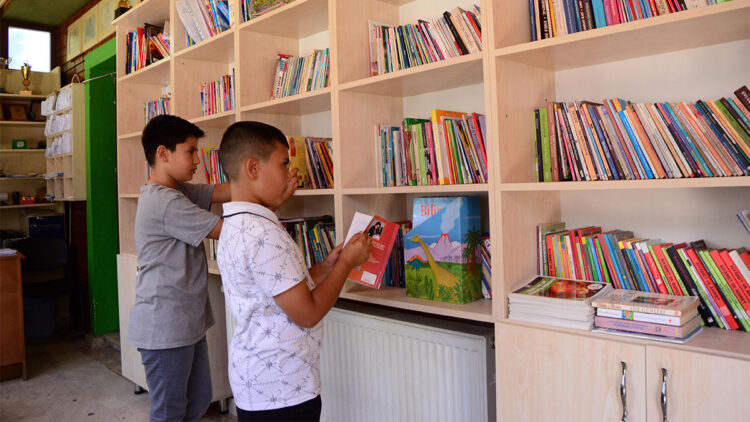 Kitap okuyan çocuklar ücretsiz saç tıraşı