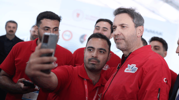 Bakan Bayraktar TEKNOFEST'te gençlerle buluştu: Geleceğimiz için ümitsiniz