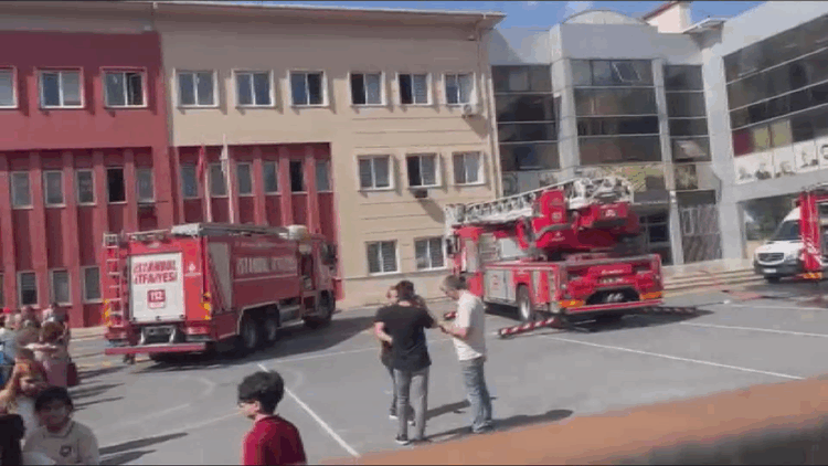 Başakşehir'de okulda yangın; Öğrenciler tahliye edildi