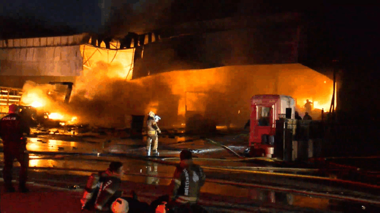 Başakşehir'de sanayi bölgesinde kargo deposunda yangın