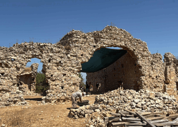 Beçin Kalesi'ndeki 600 yıllık medrese yeniden ayağa kalkacak