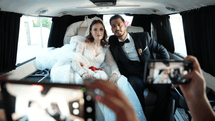 Belediye başkanının makam aracı, depremzede çiftin gelin arabası oldu