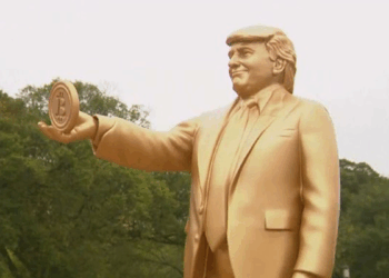 Beyaz Saray’ın karşısına Trump'ın Bitcoin tuttuğu heykeli dikildi