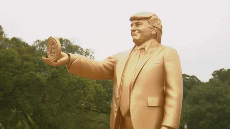 Beyaz Saray’ın karşısına Trump'ın Bitcoin tuttuğu heykeli dikildi