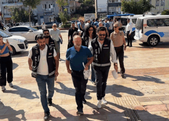 Bıçak parası aldığı öne sürülen profesör ile sekreteri gözaltında