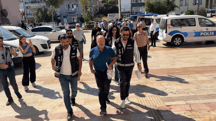 Bıçak parası aldığı öne sürülen profesör ile sekreteri gözaltında