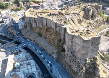 Bitlis Kalesi'ndeki kazılarda tuğla zemin ve kalenin anahtarı bulundu