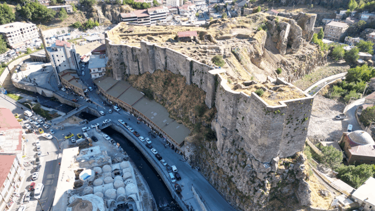 Bitlis Kalesi'ndeki kazılarda tuğla zemin ve kalenin anahtarı bulundu