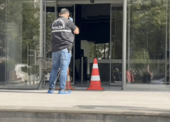 Boşanma aşamasındaki eşini pompalı tüfekle yaralayarak kaçtı