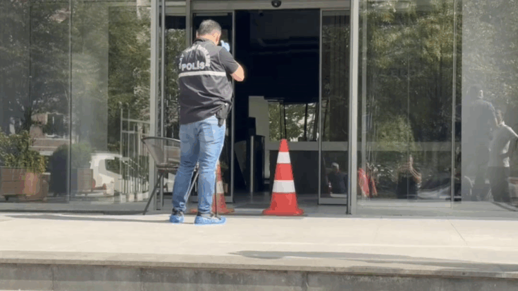 Boşanma aşamasındaki eşini pompalı tüfekle yaralayarak kaçtı