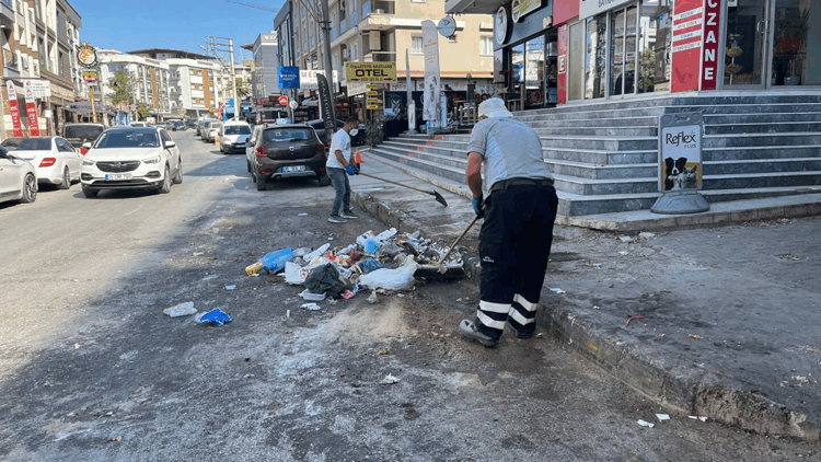 Buca Belediyesi'nde eylem sona erdi; ilçedeki çöpler toplanıyor