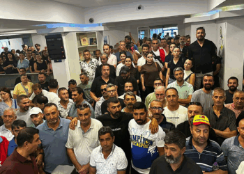 Buca Belediyesi'nde maaş alamayan işçiler belediye binasını işgal etti