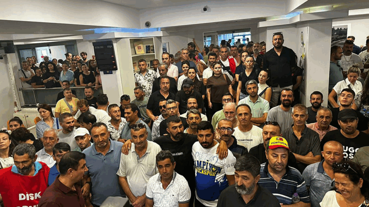 Buca Belediyesi'nde maaş alamayan işçiler belediye binasını işgal etti