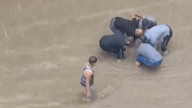 Bursa'da sağanak su baskınlarına neden oldu