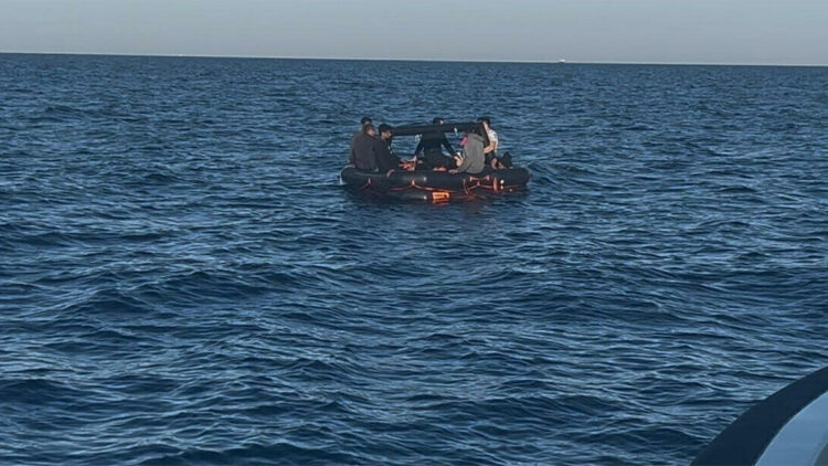 Çanakkale'de 3'ü çocuk 23 kaçak göçmen kurtarıldı