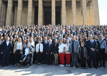 CHP 102 yaşında... Özgür Özel Anıtkabir'i ziyaret etti