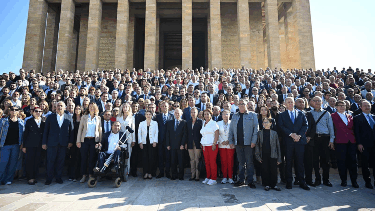 CHP 102 yaşında... Özgür Özel Anıtkabir'i ziyaret etti