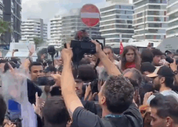 CHP İstanbul İl Binası önünde milletvekillerine biber gazlı müdahale