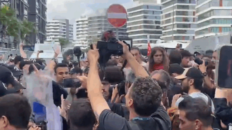 CHP İstanbul İl Binası önünde milletvekillerine biber gazlı müdahale