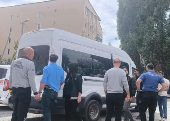 Koruma altına alınan 3 çocuğu almaya gelen polis ekiplerine taşlı saldırı