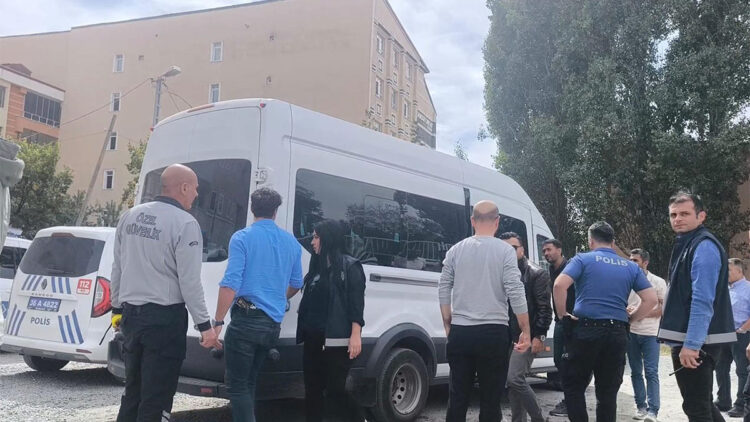 Koruma altına alınan 3 çocuğu almaya gelen polis ekiplerine taşlı saldırı