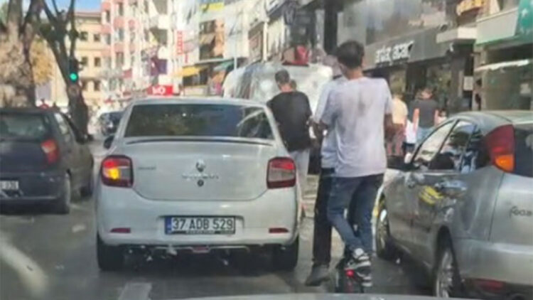 Skuter kullanan çocukların tehlikeli yolculuğu