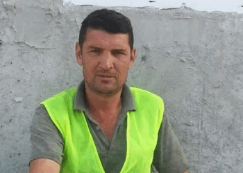 Ceviz toplarken elektrik akımına kapılıp öldü