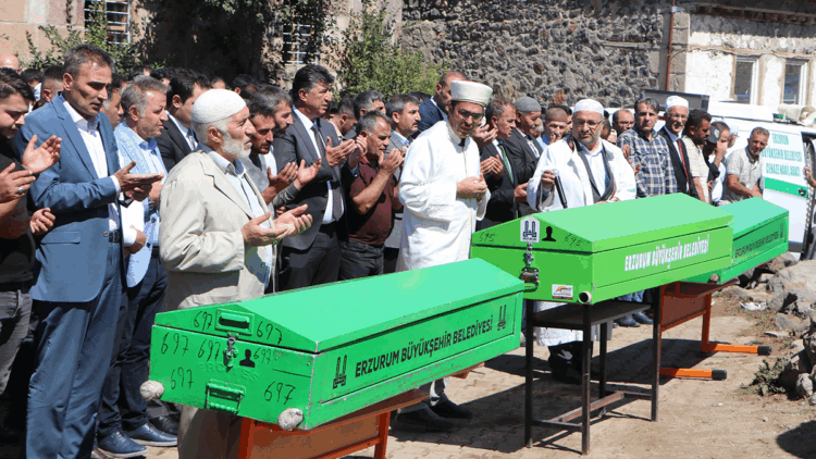 Çöken evlerinde ölen anne ve 2 çocuğu toprağa verildi