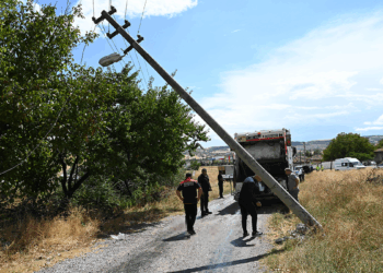 Çöp kamyonu elektrik direğine çarptı: 2 yaralı