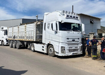 Damperi elektrik tellerine temas eden kamyonun sürücüsü ağır yaralandı